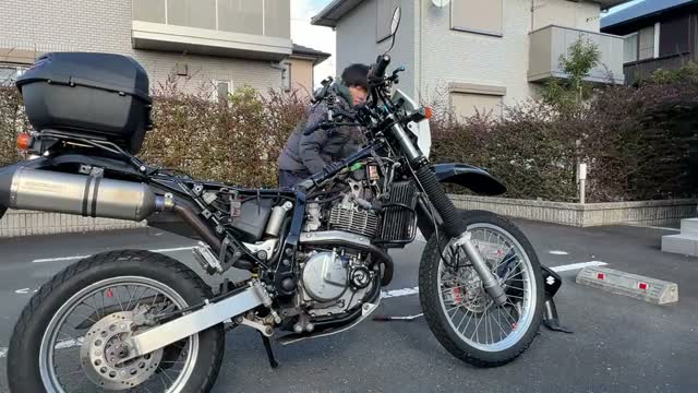タンク取り外し前のDR650SE