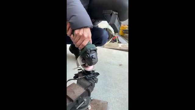 グラインダーでウインカーステーを加工