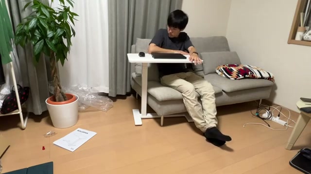 ソファでBOLLSIDANを使っている様子