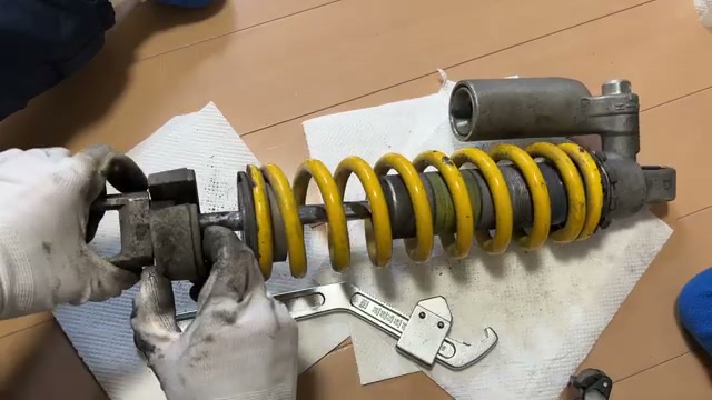 取り外したリアショック（黄色スプリング）