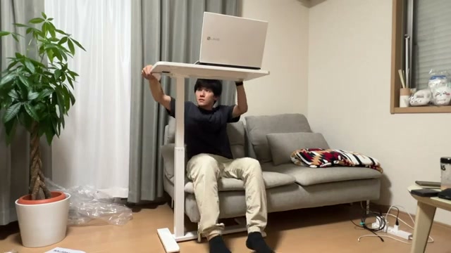 最大高さでノートPCを使っている様子