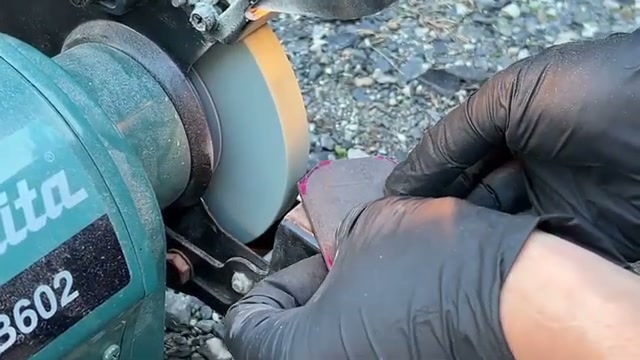 卓上グラインダーで整形