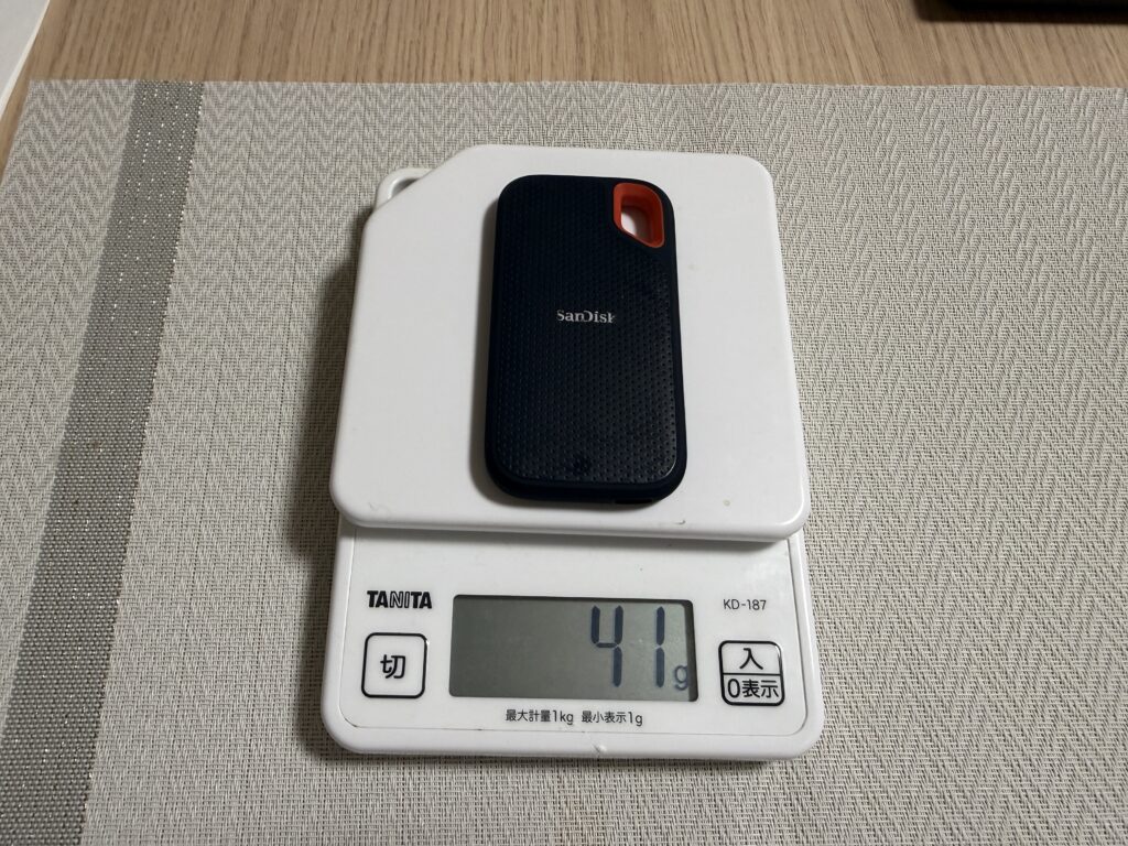 キッチンスケールで実測41gのSanDisk Extreme SSD
