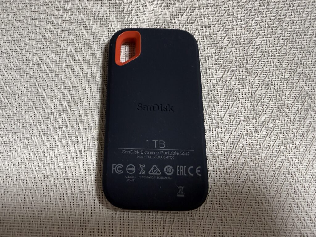 SanDisk Extreme SSDの背面。型番SDSSDE60-1T00の刻印