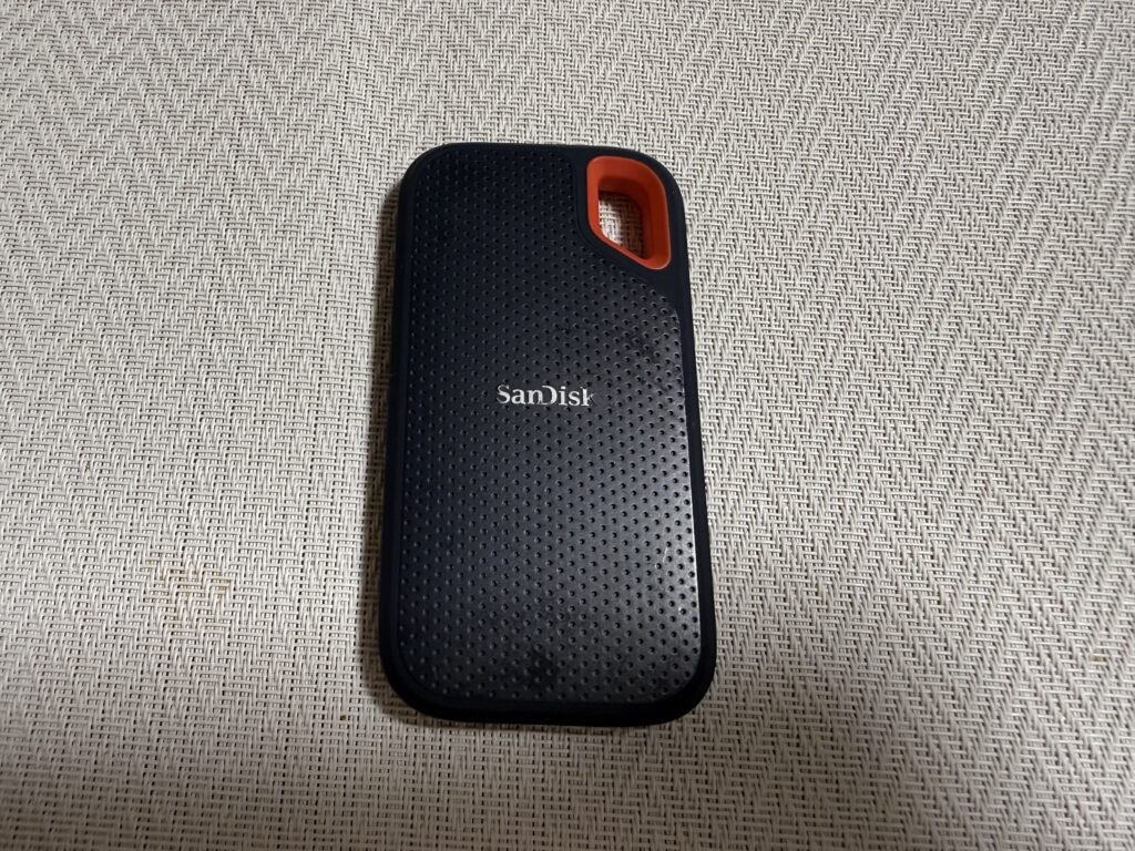 届いたSanDisk Extreme ポータブルSSD本体