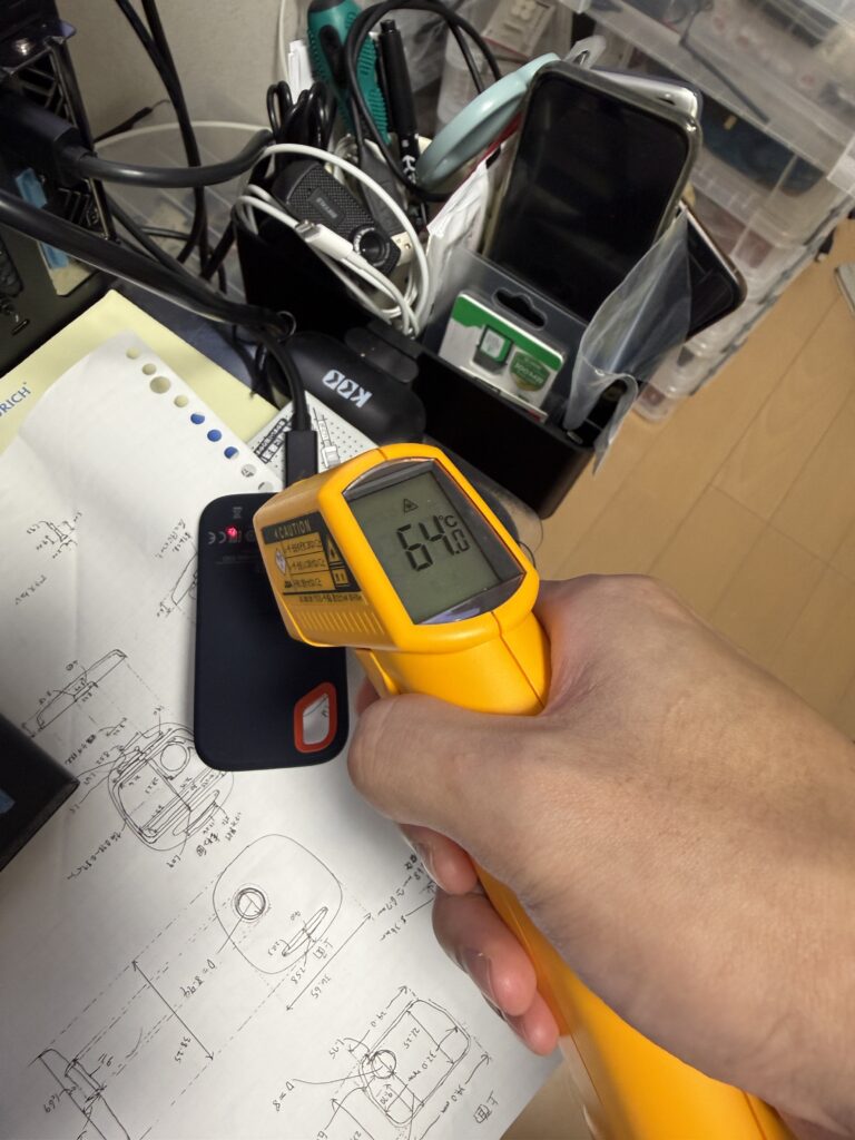 放射温度計Fluke 59 miniでSSD表面温度を測定。59.4℃を表示
