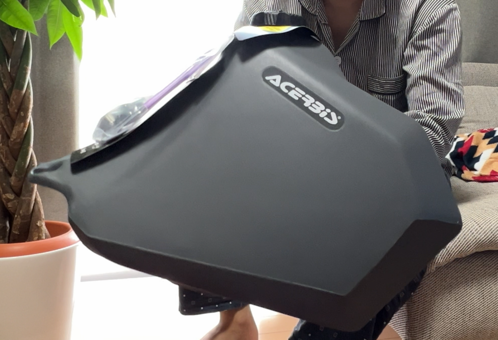 到着したACERBIS 20Lビッグタンクの全体像