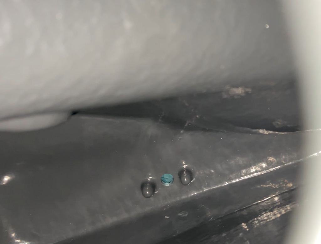 タンク内部のガソリンコック固定用ボルトボスと供給穴