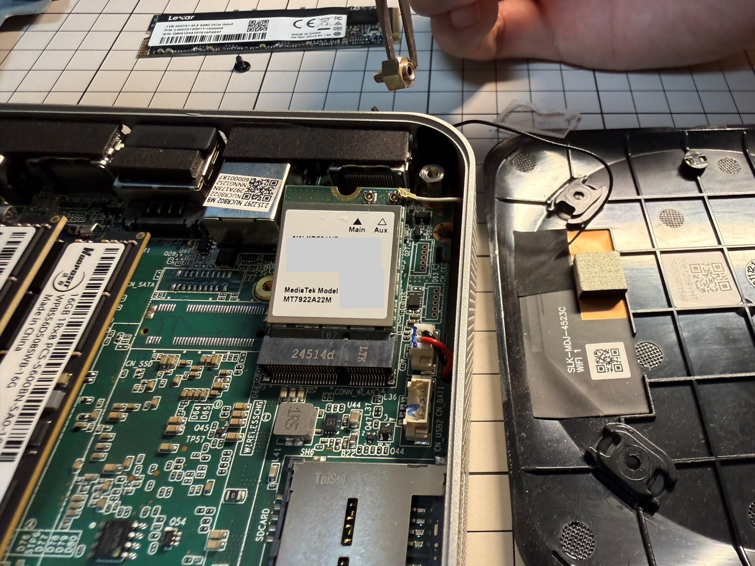 GEEKOM A8の底面カバー内側に貼られたアンテナ。SLK-MDJ-4523C WIFI 1のラベルが見える