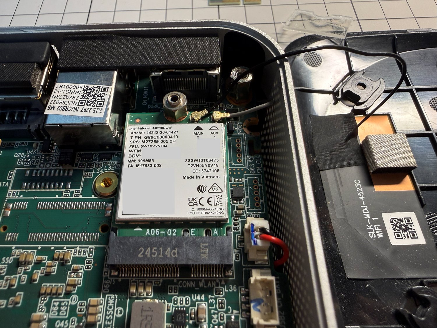 AX210にアンテナ線2本を接続し直した状態。ケーブルの取り回しが見える