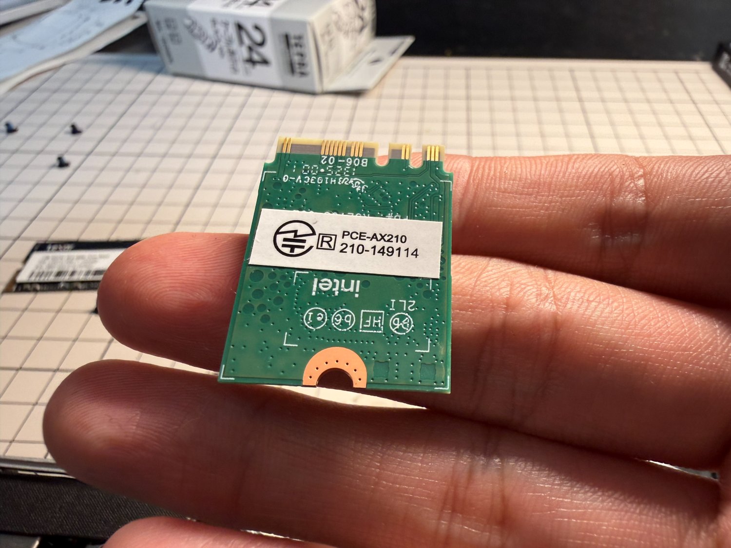 Intel AX210NGWの裏面。技適マークと認証番号210-149114、intelロゴが確認できる
