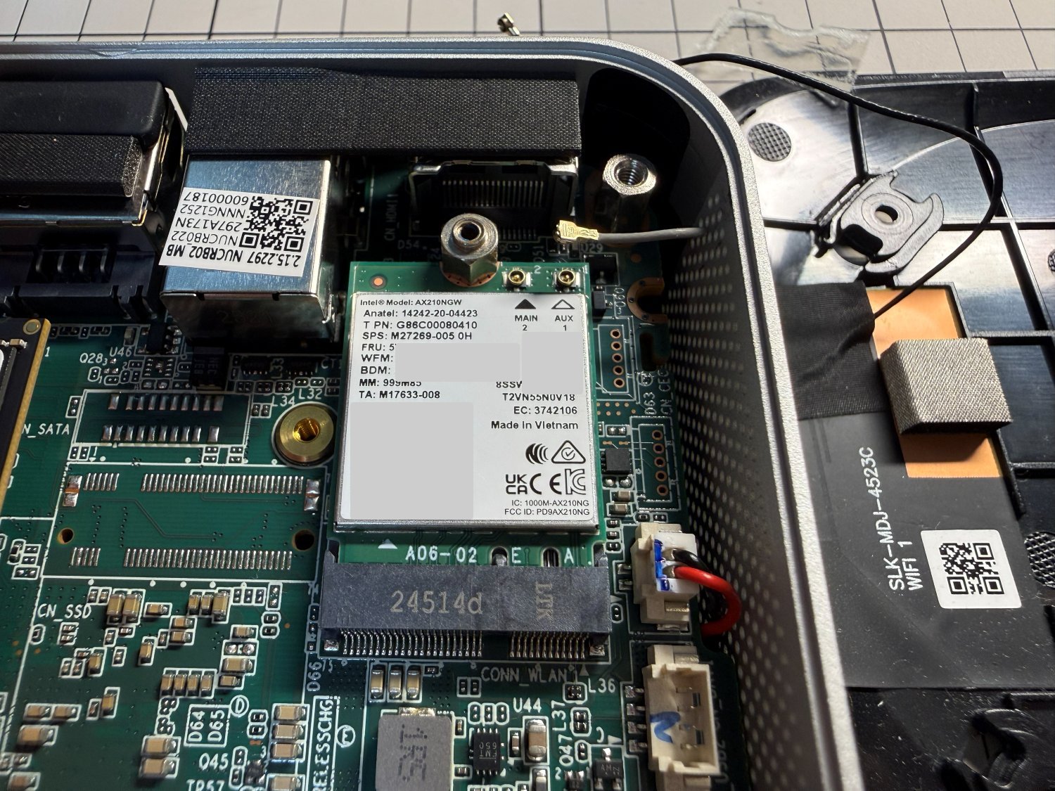 Intel AX210NGWをGEEKOM A8のM.2スロットに装着した状態。ラベルのFCC IDが読める