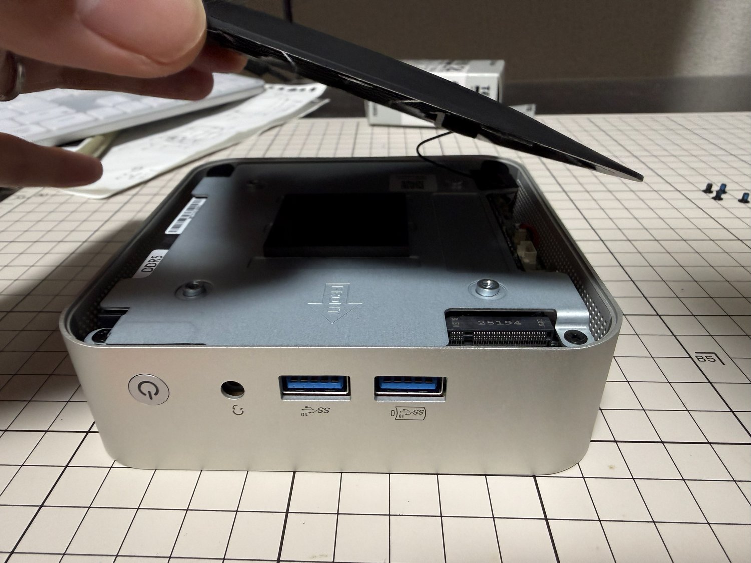 GEEKOM A8の底面カバーを少し持ち上げた状態。隙間からアンテナ線が見える