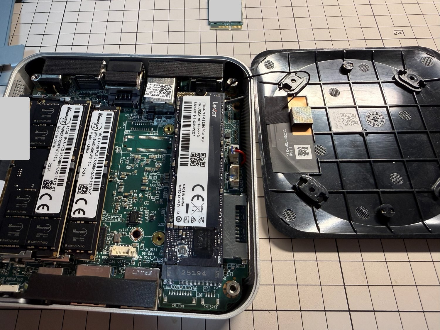 GEEKOM A8を分解した内部の全景。DDR5メモリ2枚、Lexar製1TB NVMe SSD、右側に底面カバーとアンテナ