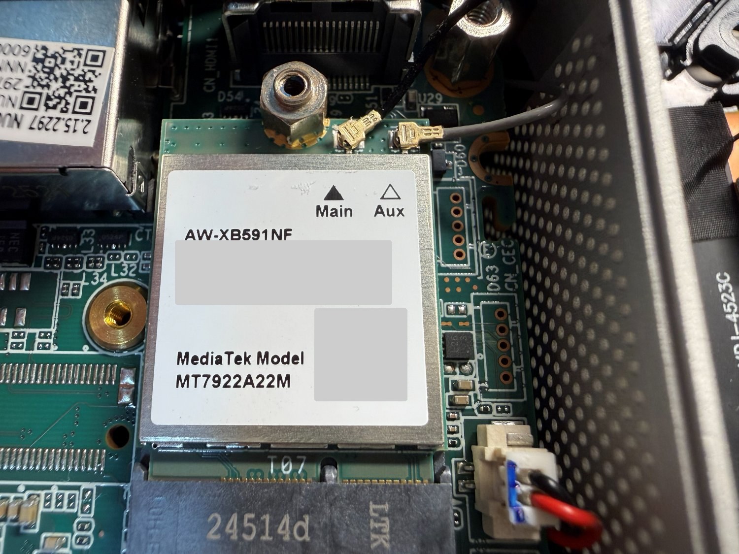 MediaTek MT7922カードにアンテナ線2本が接続された状態。MainとAuxの刻印が見える