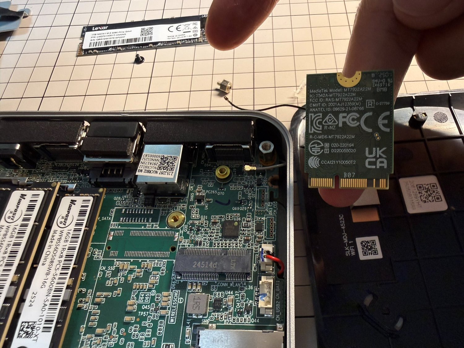 MT7922カードの裏面。技適マーク020-220194を含む各国の認証マークが並ぶ