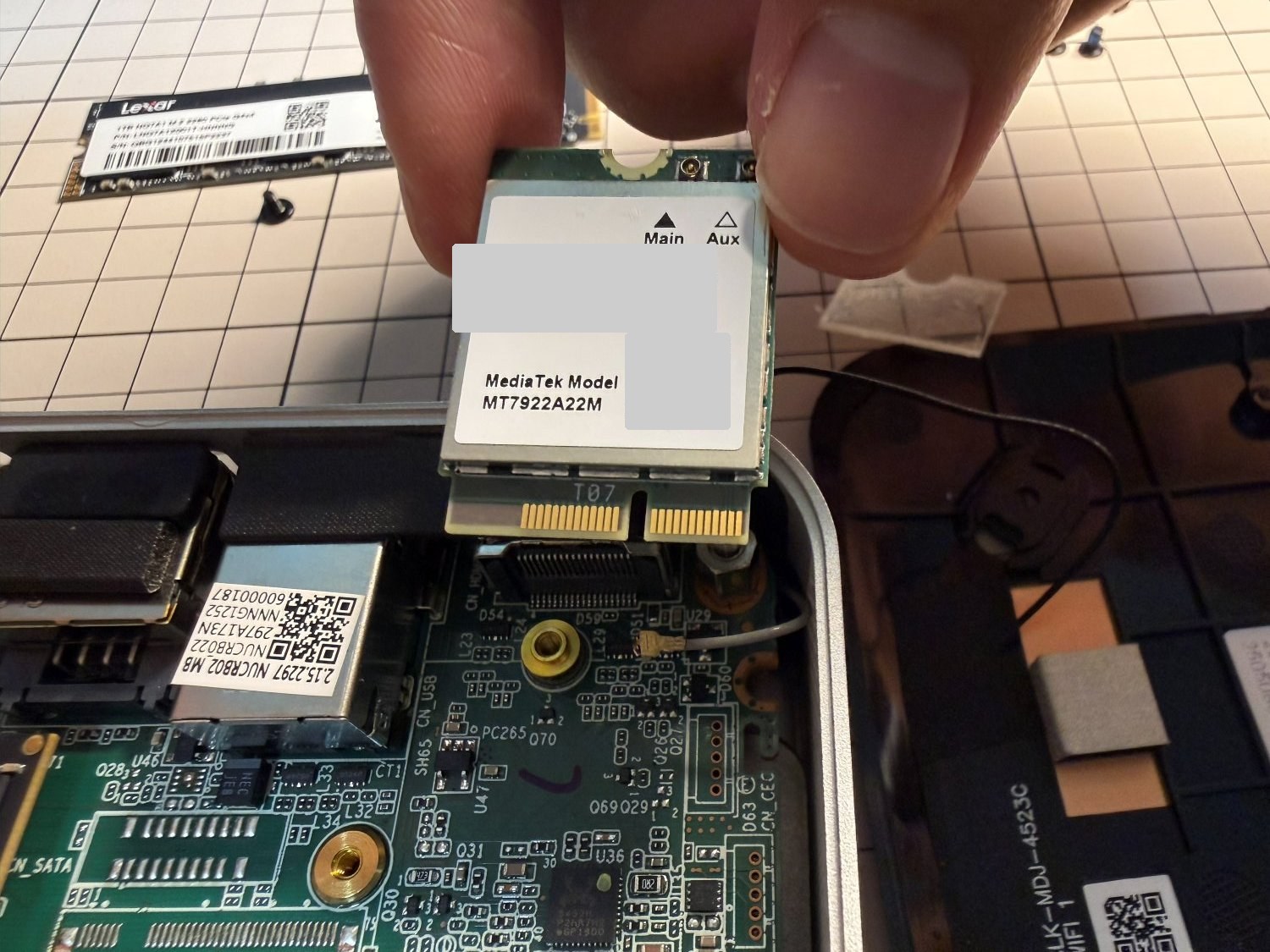 取り外したMediaTek MT7922カードを手に持った写真。金色の端子と切り欠きが見える
