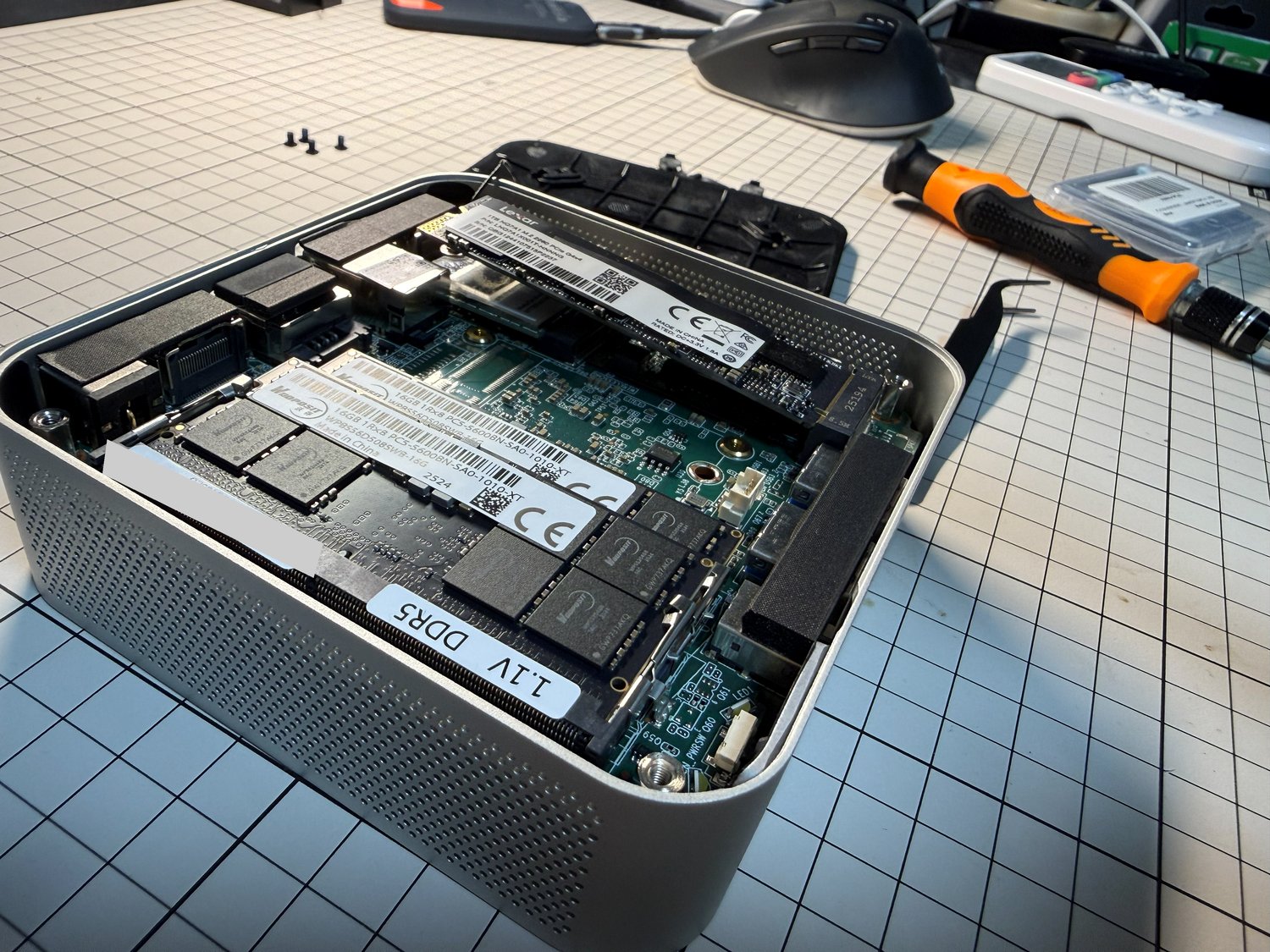 ネジを外して斜めに浮き上がったM.2 SSD