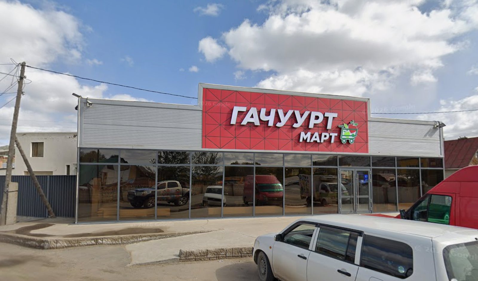 ガチョールト村のスーパー ГАЧУУРТ МАРТ の外観
