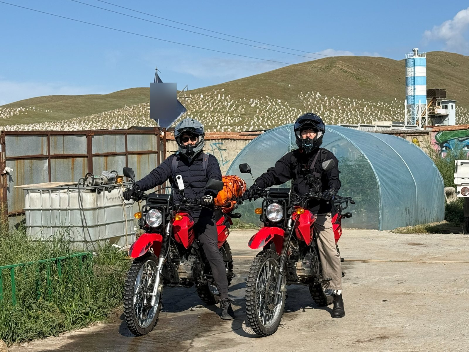 受け取ったバイクにまたがった2人