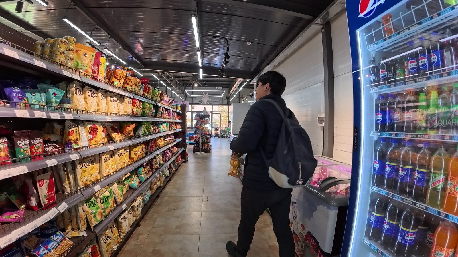 ガチョールト村のスーパーの店内。長い通路の両側に商品が並ぶ