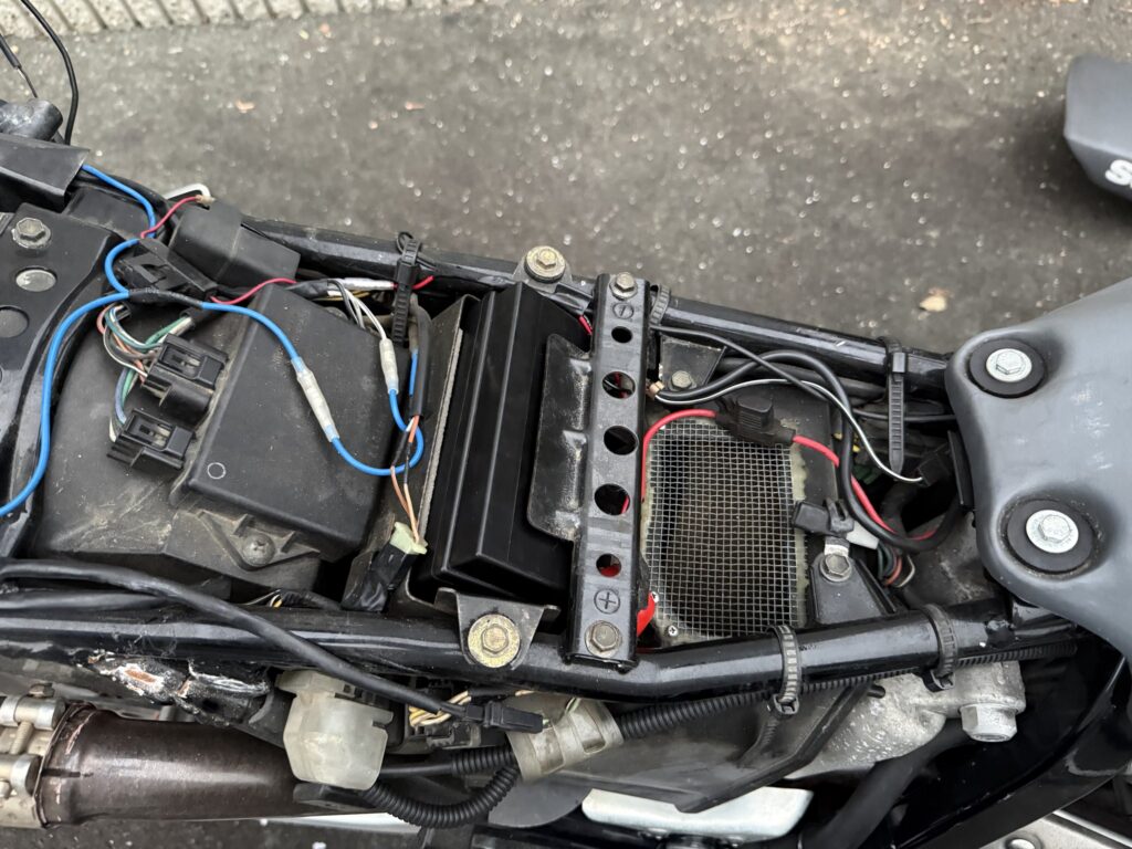 DR650SEのバッテリー押さえを付けたところ