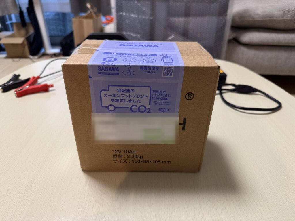 LEOCH EB12A-4-1が届いた段ボール箱（12V 10Ah・3.29kg・150×88×105mmの表記）