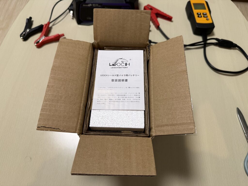 箱を開けたところ。一番上に日本語の取扱説明書