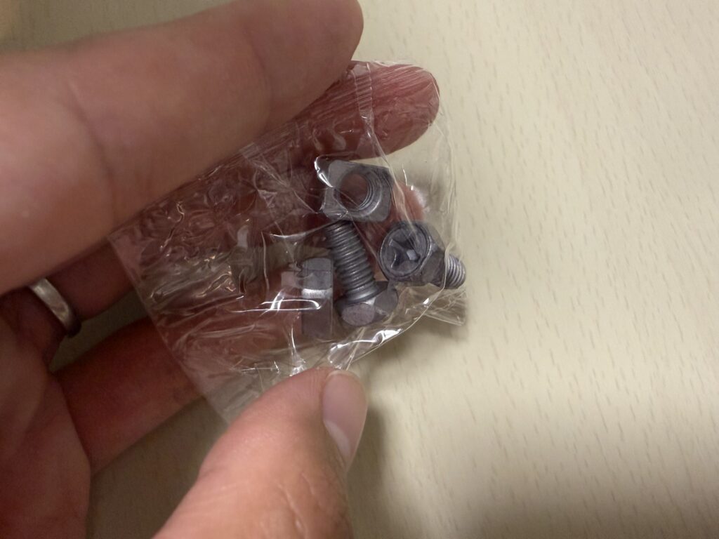 付属のバッテリー端子ボルトと四角いナット
