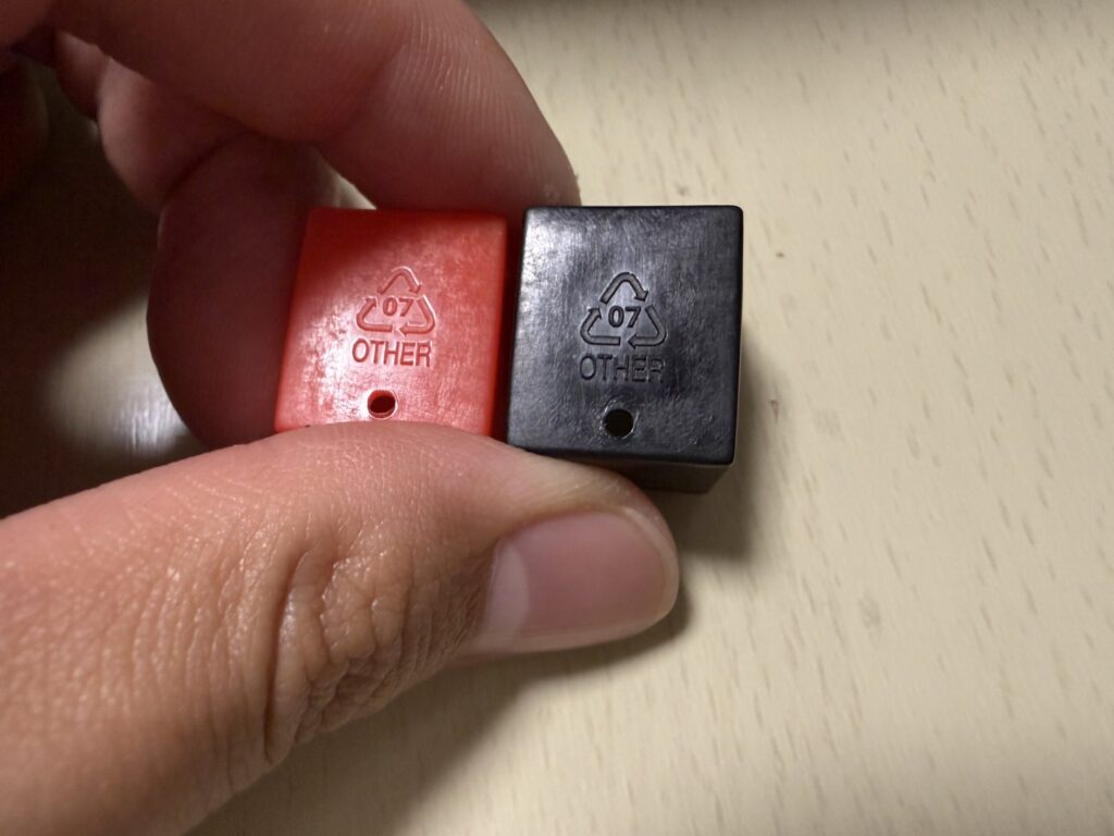 外した端子カバー（赤と黒）