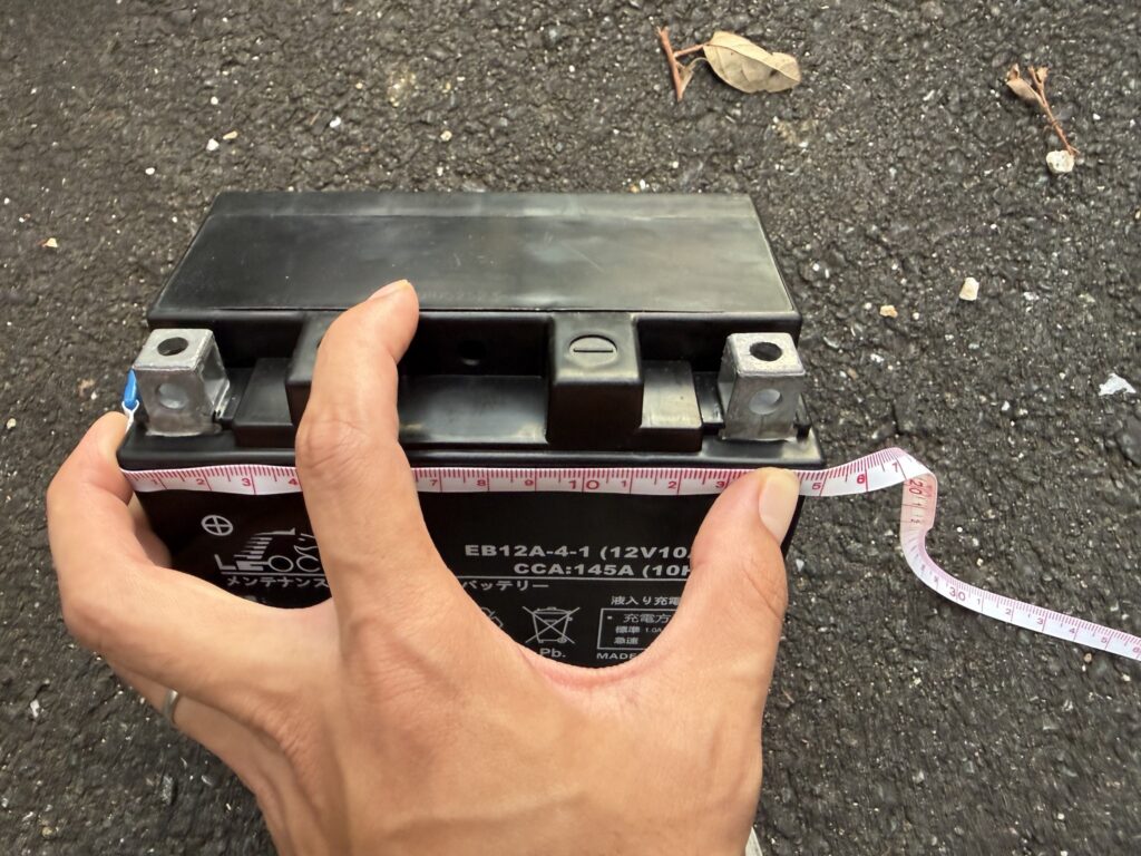 メジャーでバッテリーの長さを測っているところ