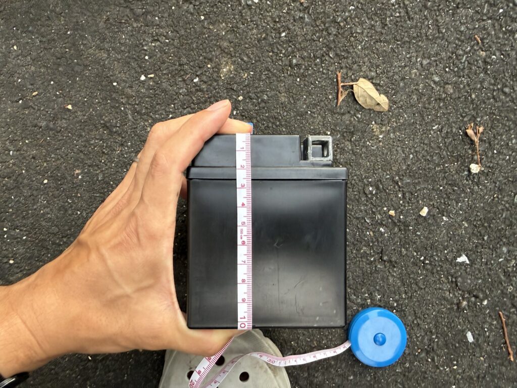 メジャーでバッテリーの高さを測っているところ