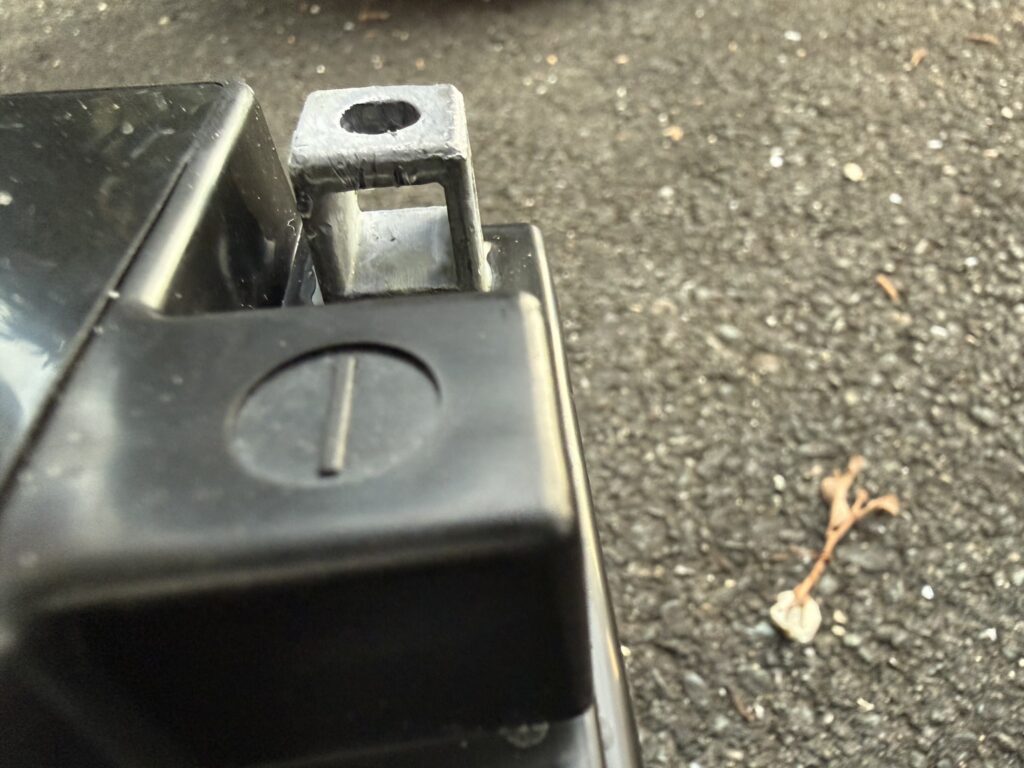 端子を横から見たところ。ナットを押さえるカバーが無い